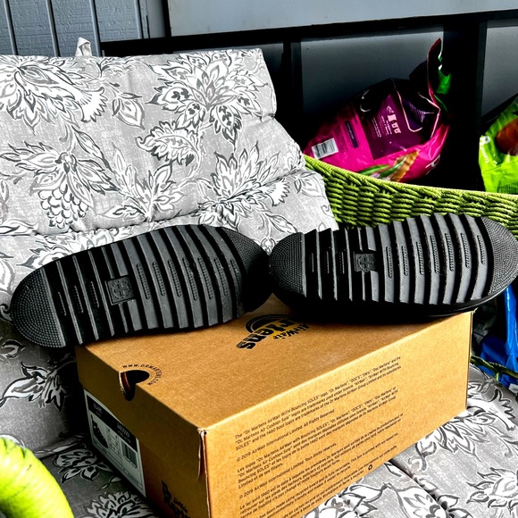 *Like New/Worn once Doc Marten’s Black Leather sandals, Size 6 - Picture 6 of 8